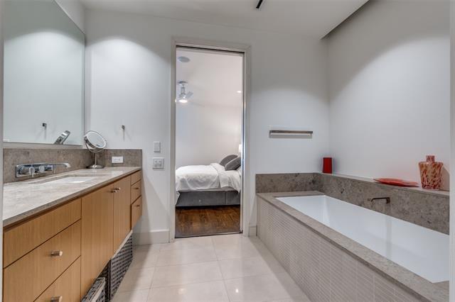 Building Photo - 2408 Victory Park Ln