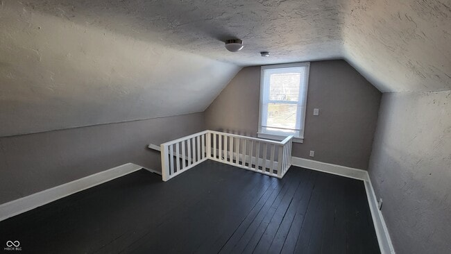 Building Photo - 330 W 6th St