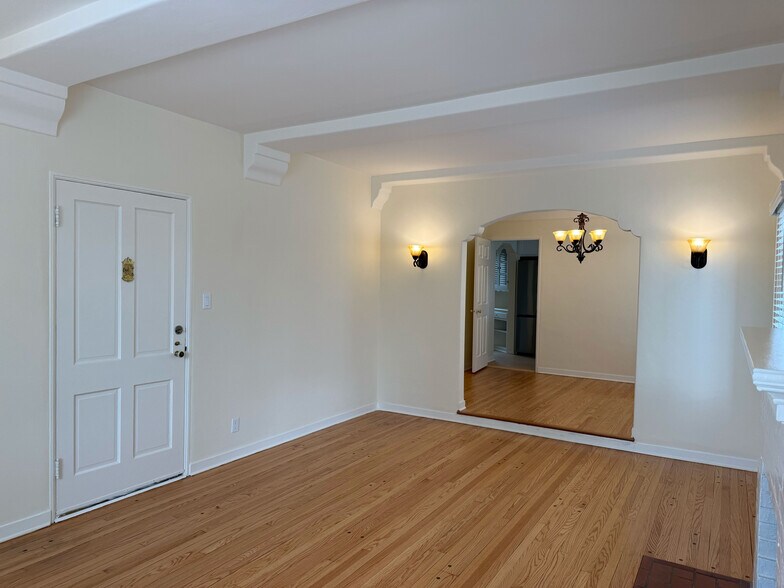 Building Photo - 617 W Glenoaks Blvd