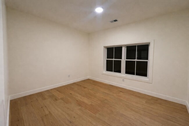 Building Photo - 92 E 27th St