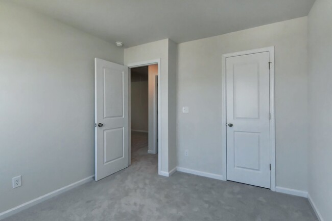 Building Photo - Nice Big House in Denver, Move-In Ready 4B...