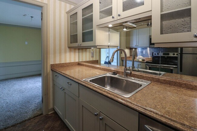 Building Photo - Liberty Towers condo