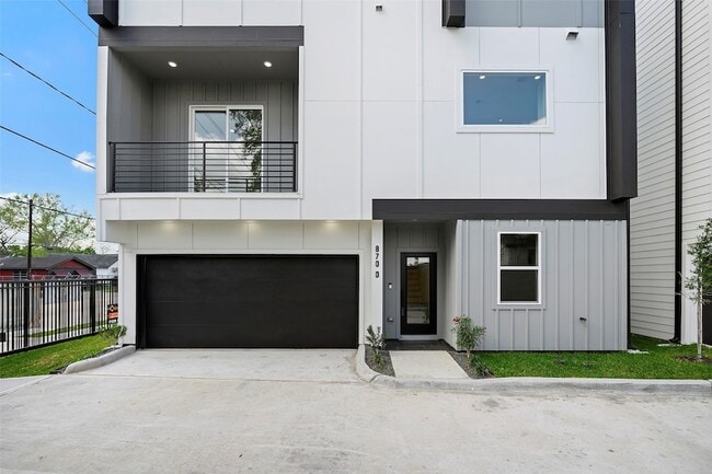 Building Photo - 870 W Little York Rd