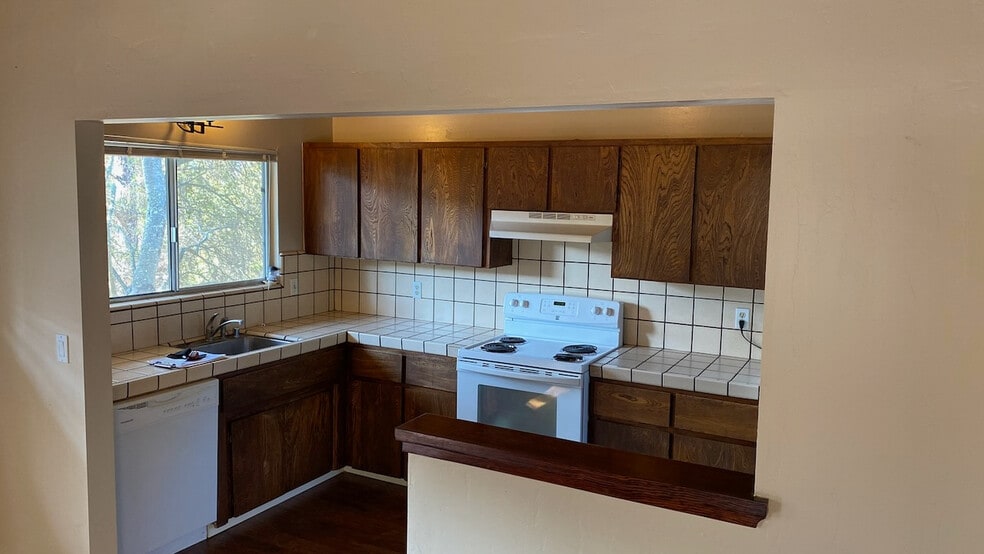Open kitchen off of Living Room - 769 Pedro Ave