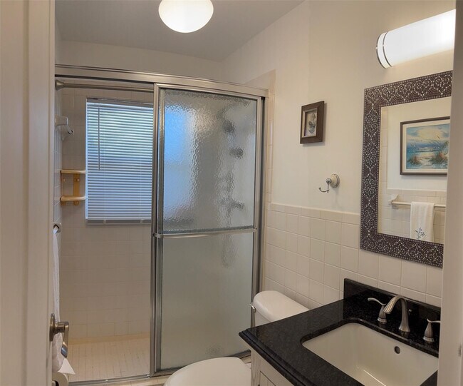 Building Photo - 1055 Country Club Dr