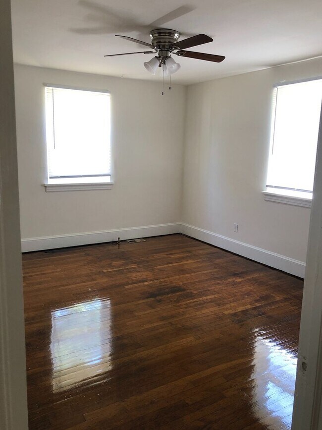 Building Photo - Adorable 3 bdrm/1.5 bath Home on a Corner ...