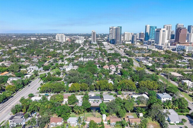 Building Photo - 300 SW 11th Ct