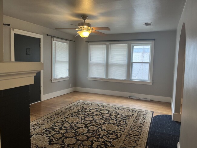 Building Photo - Charming 2-Bedroom Home near Uptown.