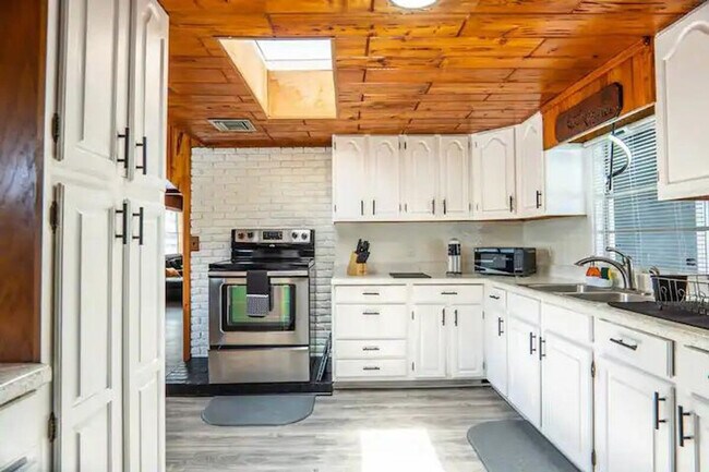 Building Photo - 9096 Dubois Blvd