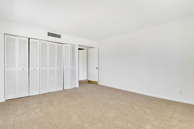 Building Photo - 150 Pineview Rd