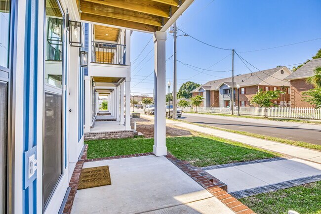 Building Photo - 536 N De Villiers St