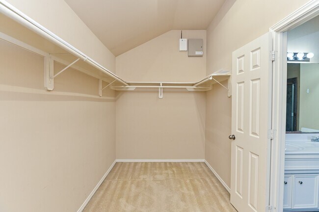 Building Photo - 2106 Castle Gardens Ln