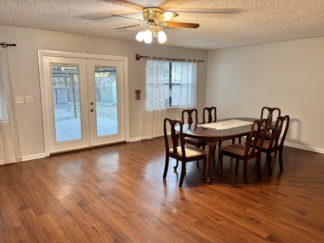 Building Photo - 4294 Tanglewilde Dr S