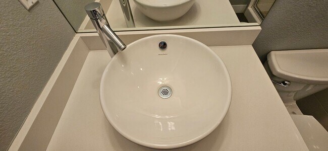 Building Photo - Congress Park High Rise Living! Huge Main Floor 2 Bed 2 Bath