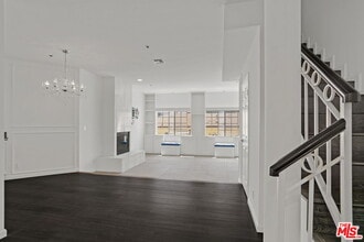 Building Photo - 850 N Poinsettia Pl