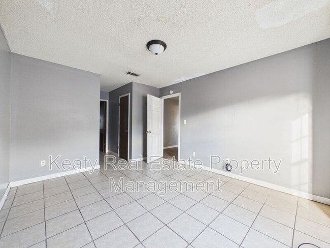 Building Photo - 102 Limoges St