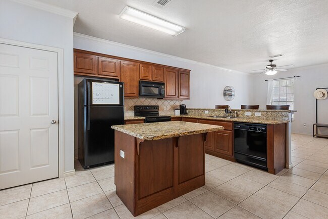 Building Photo - 400 Forest Dr Loop