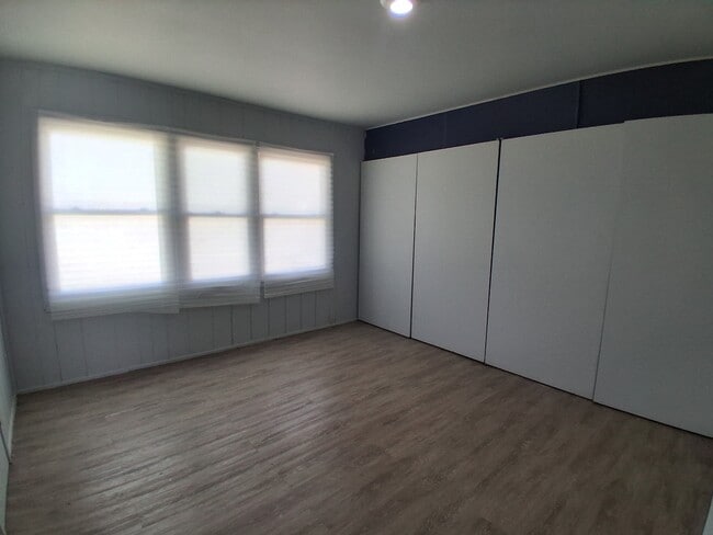 Building Photo - 1709 Crestview Dr