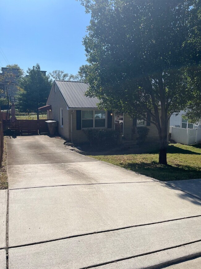 Building Photo - Charming 2 Bed, 1 Bath Nashville Rental - Prime Location on Lenore Street! FENCED BACK YARD!