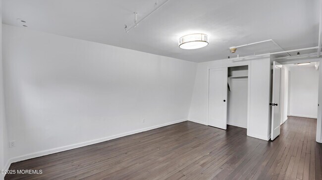 Building Photo - 87 Maple Ave