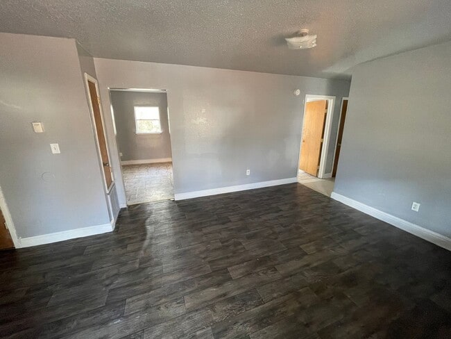 Building Photo - Special!! Low deposit!!