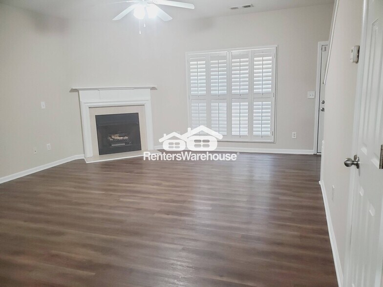 Building Photo - 2089 Lakeshore Overlook Dr
