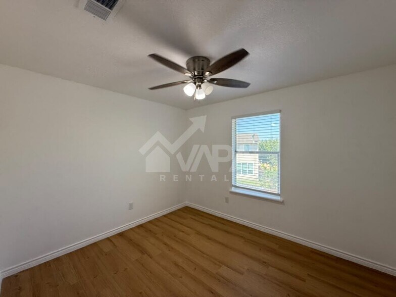 Building Photo - 2731 Candle Ridge Dr