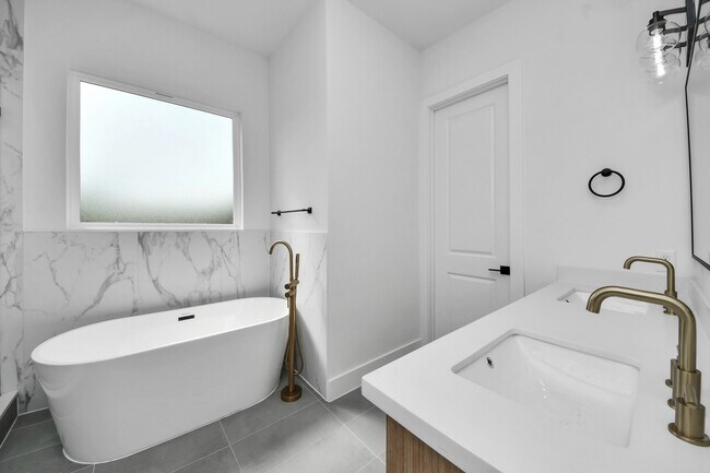 Building Photo - 6949 Foster St