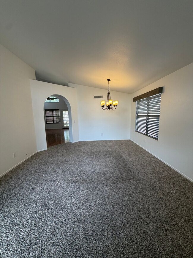 Building Photo - Stunning 3 bedroom, 2 bath home