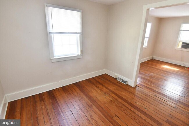 Building Photo - 122 E Monmouth St