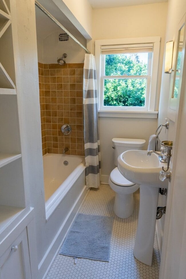 Building Photo - 4Bd/2Ba Seattle House