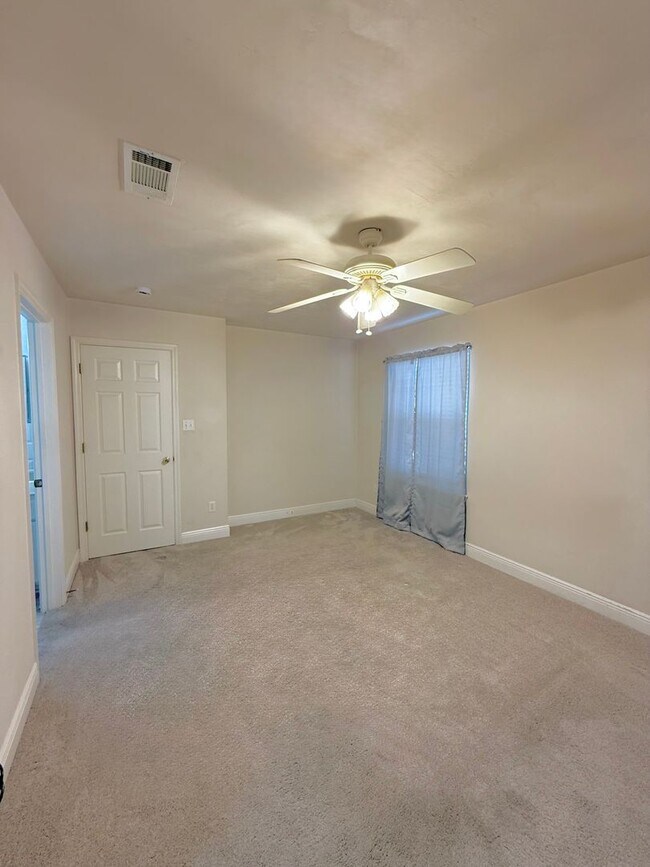 Building Photo - Charming 3BR Home in a Prime Tallahassee Location!!