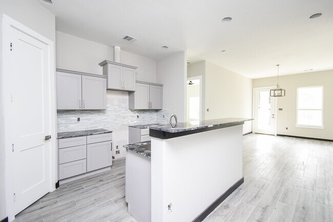 Building Photo - 209 Silverleaf Rd