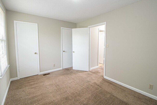 Building Photo - 810-D Golfview Place