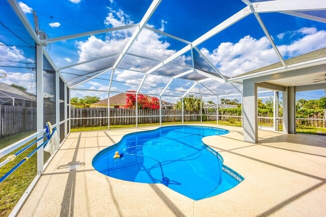 Building Photo - 2544 SW Deckard St