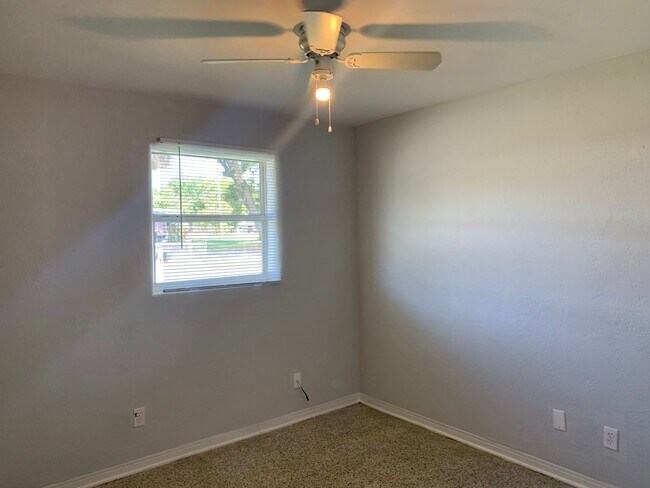 Building Photo - 1703 Edgewater Dr