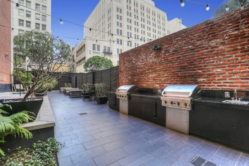 Building Photo - 460 S Spring St