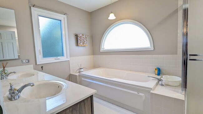 Building Photo - 14 Nicolette Ave