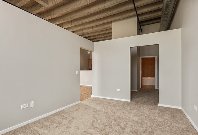Building Photo - "Modern 2-Bed, 2-Bath Gem in Chicago's Heart – Fully Equipped for Urban Living!"