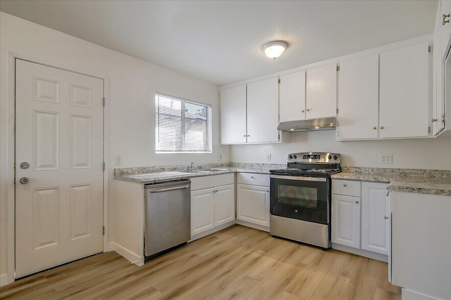 Building Photo - 9223 Langdon Ave