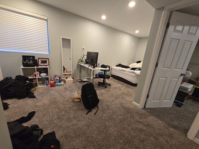 Building Photo - 4 Bedroom Townhome for Rent in Normal!