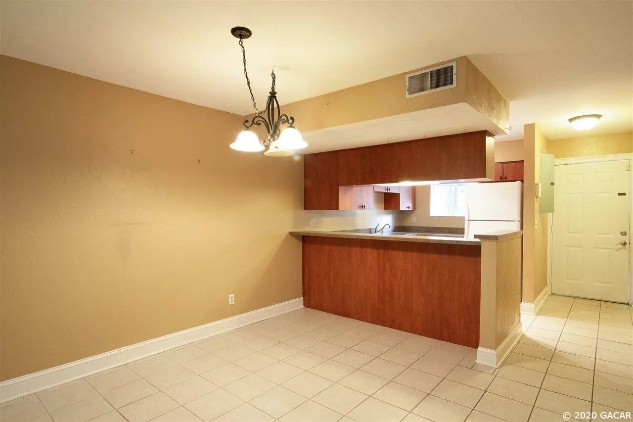 View to kitchen from living/dining room area. - 4411 SW 34th St