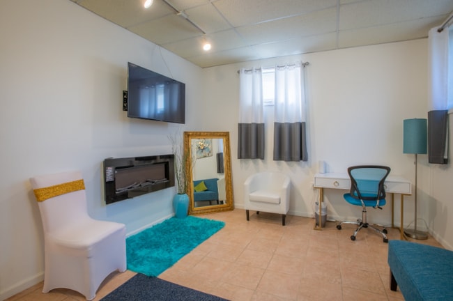 Building Photo - 445 E Bowen Ave