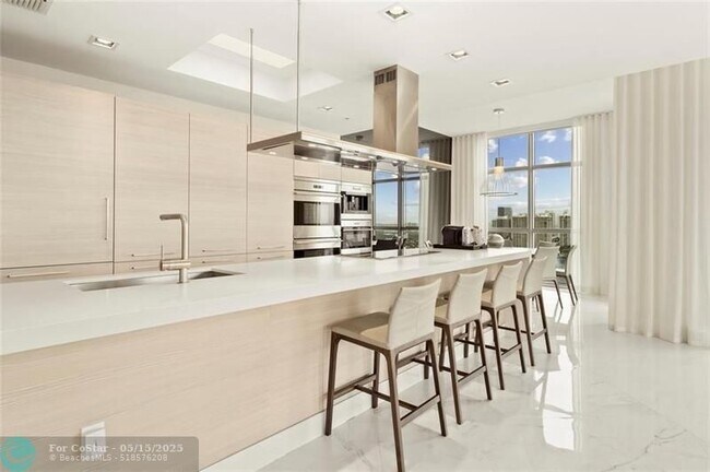 Building Photo - 17301 Biscayne Blvd