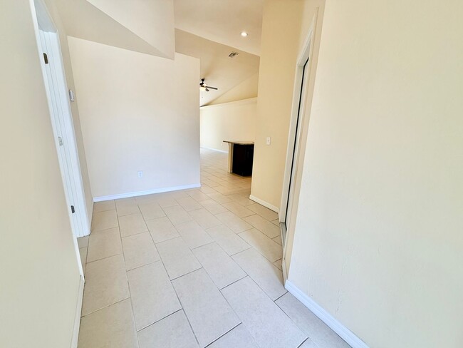 Building Photo - Like-New 3BR-2 Bath Duplex w/ Garage, Prime Cape Coral Location + Flexible Lease Options+Pet Frie...