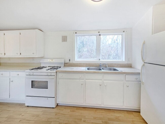 Building Photo - Hidden Gem: Adorable 1BR Cabin in Druid Hills