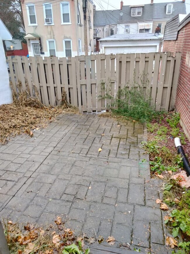 Building Photo - 3 Bedroom/1.5 Bathroom House in Allentown!