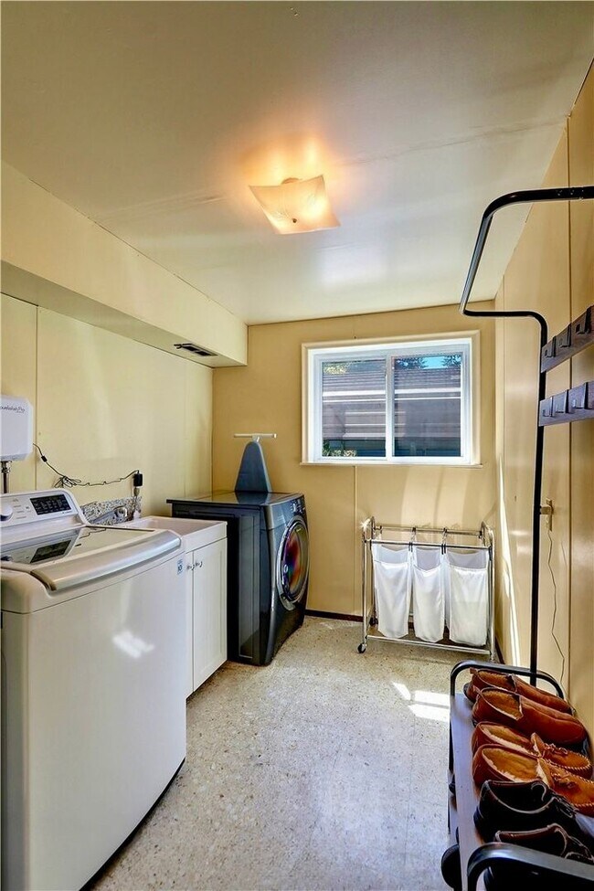 Building Photo - 4bd/2ba Edmonds Home