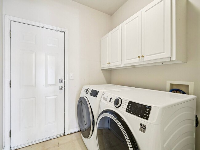 Building Photo - 3 Bedroom Townhome in the Heart of Dulth