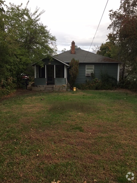 Building Photo - Little 2 Bedroom House in town